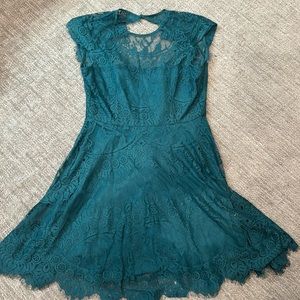 BB Dakota emerald green lace cocktail dress. Size 4